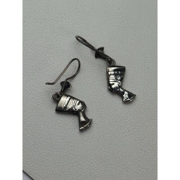 Nefertiti Egyptian Revival Vintage Unmarked Sterling Silver Pierced Earrings - Picture 8 of 12